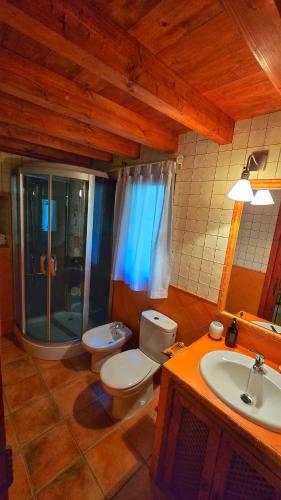 a bathroom with two toilets and a shower and a sink at APARTAMENTOS La Colmena APT- 2 - AT-CC-00248 in Gata