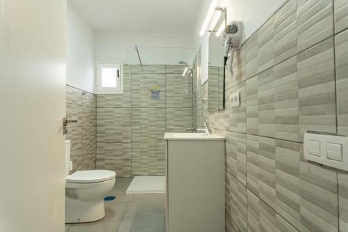 a bathroom with a toilet and a sink at Vivienda Vacacional Tinisagua 3 in Breña Alta
