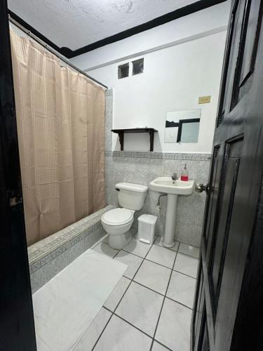 a bathroom with a toilet and a sink at Guest House Don Moisés in Copán Ruinas