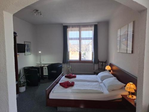 a bedroom with a large bed with a window at Weißes Roß Crossen in Ahlendorf
