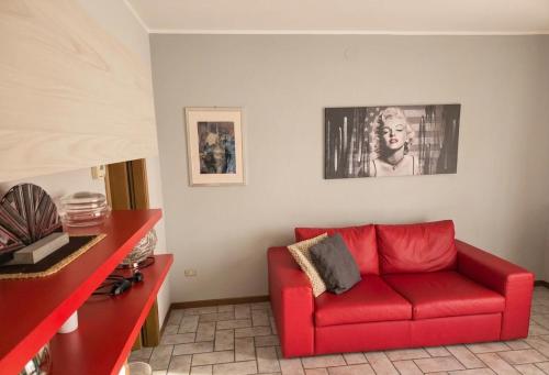a red couch sitting in a living room at a casa di BIRI in Trezzo sullʼAdda
