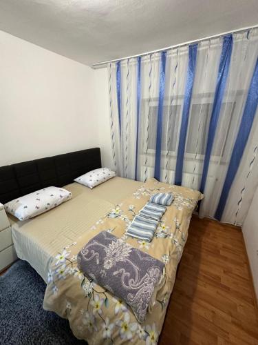 a small bedroom with a bed and a window at Apartment near Corvin Castle in Hunedoara