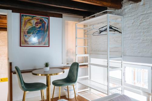 Airbhouse Private Rooms & Apartments