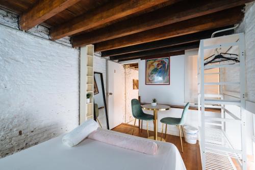 Airbhouse Private Rooms & Apartments