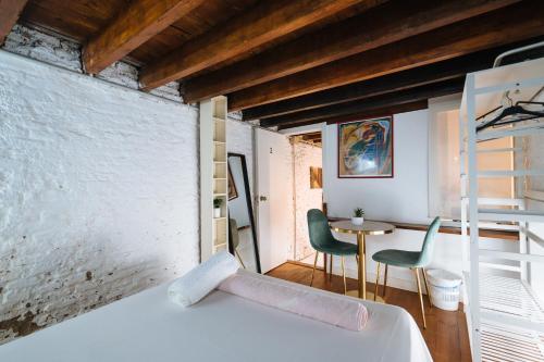 Airbhouse Private Rooms & Apartments