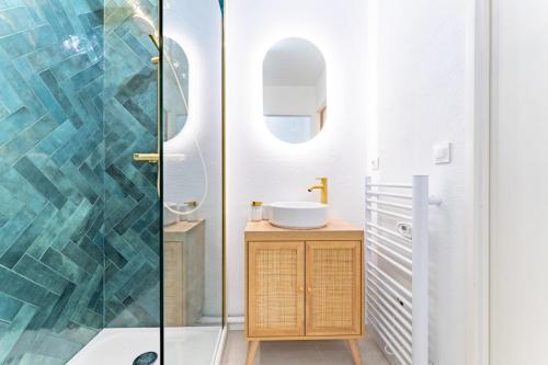 a bathroom with a glass shower and a sink at La bastide de Montech in Montech