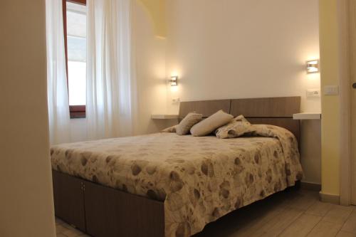 a bedroom with a large bed in a room at B&B Raggi d'Ischia - nuova gestione 2026 in Casamicciola Terme