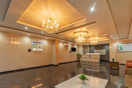 an office lobby with chandeliers and a waiting room at Treebo Sloka Residency in Rānchī