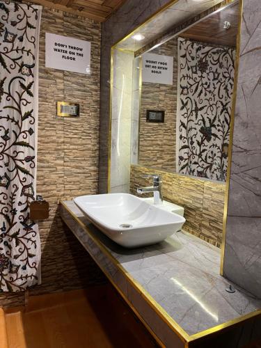 Gallery image of Shangrilla houseboat in Srinagar