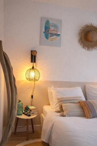 a bedroom with a bed and a lamp on a table at Casa Mahana spa in Saugnacq-et-Muret