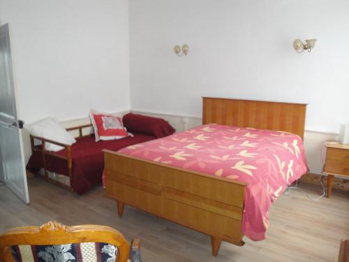 a bedroom with a bed and a couch at Appartement des Vieilles Halles in Fère-en-Tardenois