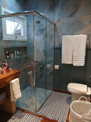 a bathroom with a shower and a toilet at Refúgio da Serra in Campos do Jordão