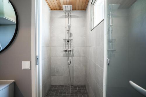 a bathroom with a shower with a glass door at Rukan Houkutus in Ruka
