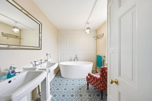 a bathroom with two sinks and a large tub at Lee's Historic Mansion in Cheshunt