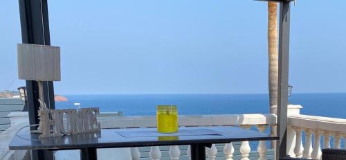 Studio et son Rooftop Panoramique Privé, Saint Raphaël, Anthéor, plage et gare à Pieds