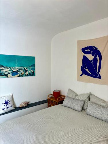 a bedroom with a bed and a painting on the wall at Marea L in Lerici