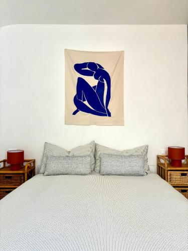 a bedroom with a bed with a picture on the wall at Marea L in Lerici