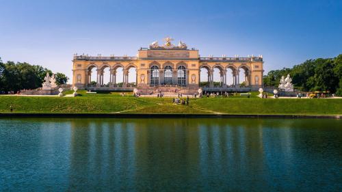 Schönbrunn Family Retreat Spacious 3BR Apartment 6-7 Sleeps - Steps to Metro & Park