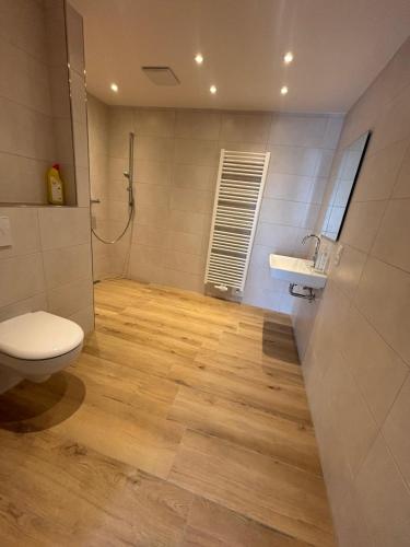 a bathroom with a toilet and a sink at Ferienhof von Hammel in Sevelten