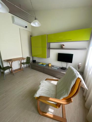 a living room with a chair and a television at Xerxe's House in Varenna
