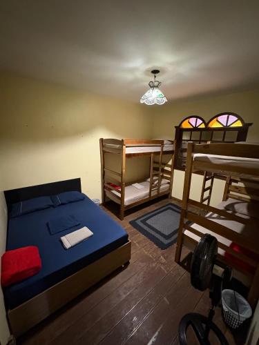 a room with a bed and two bunk beds at NóIS DE CASA HOSTEL & SUÍTES in Belo Horizonte