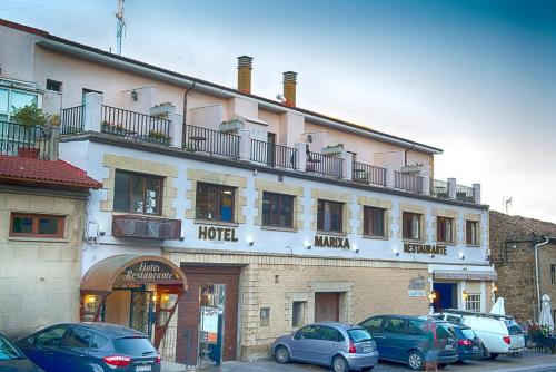 um hotel com carros estacionados em frente em Hotel Marixa em Laguardia