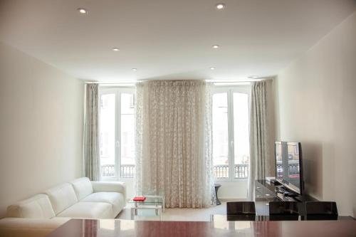 Apartment on Rue De France 4