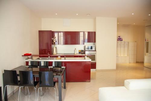 Apartment on Rue De France 4