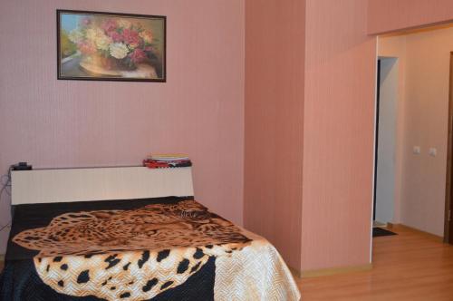 Un pat sau paturi într-o cameră la Apartments on Generala Paskevicha