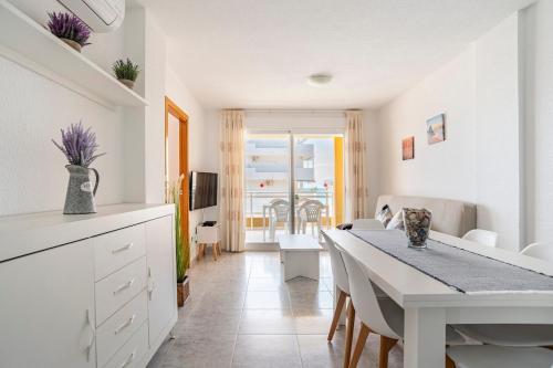 Apartamento céntrico en la playa con piscina.
