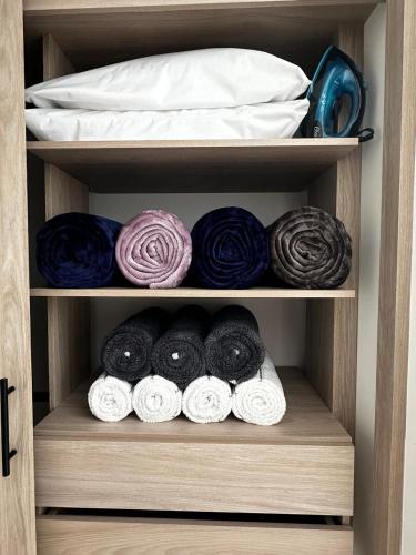 a drawer filled with different colored towels and a bed at Apartamento duplex villa 19 de lujo in Armenia