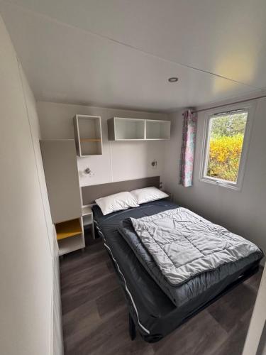 a small bedroom with a bed and a window at Schilke24 - A017 in Boofzheim