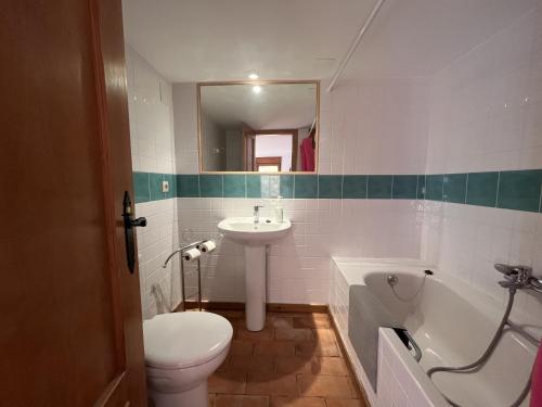 a bathroom with a sink and a toilet and a tub at Refugio del Mundo in Riópar