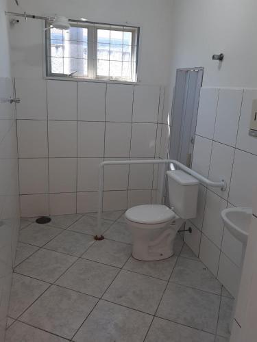 a bathroom with a toilet and a sink at Casa para 8 pessoas in Itu