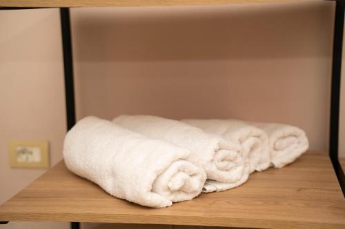 a row of towels sitting on a shelf at Bar Hotel Orgito in Lushnjë