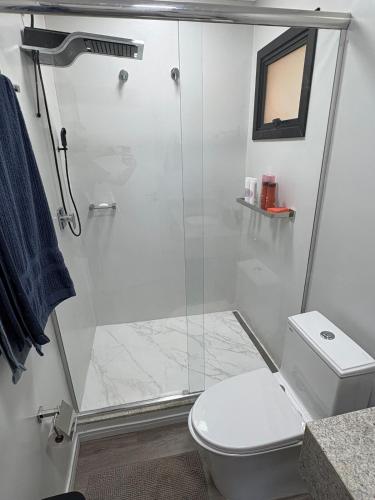 a bathroom with a shower and a toilet at Estúdio com suíte super confortável no centro in Ijuí