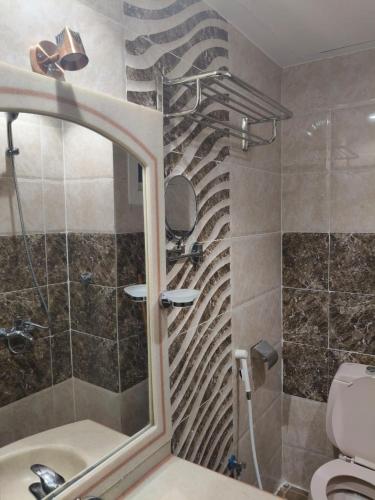 a bathroom with a shower and a sink and a toilet at فندق اسفار الحجاز 2 in Al Masfalah