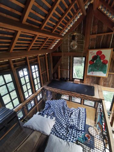 a bird cage in a room with a bed at Le Temps du Coeur - TYNID in Saint-Ganton