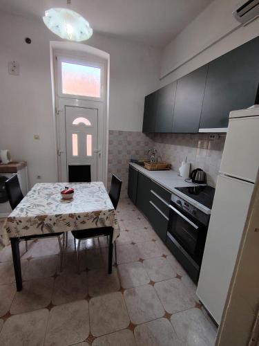 CENTRAL 1 Bedroom Apartment