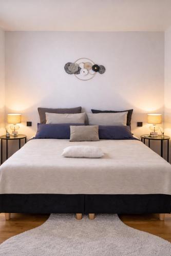 a bedroom with a large bed with two lamps at Royal Haus Chemnitz 3- Balkon nahe Zeisigwald in Chemnitz