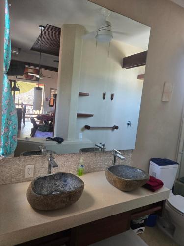 a bathroom with two sinks and a large mirror at Condominio Dario 12 in Zihuatanejo
