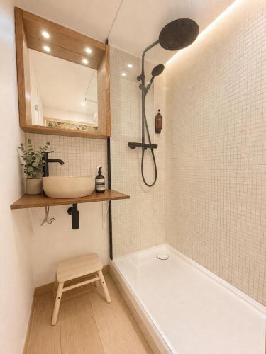 a bathroom with a sink and a bath tub with a sink at Acmé Appartement 200 m du lac d'Annecy in Angon