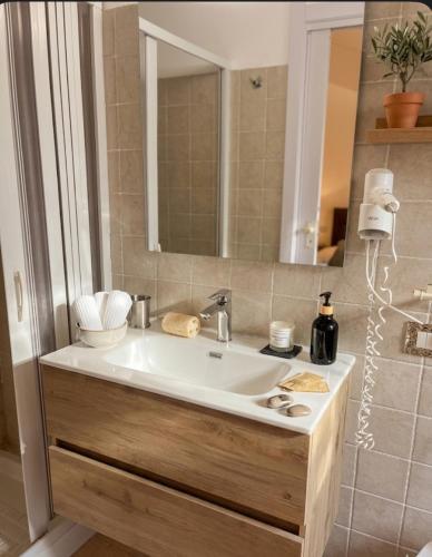 a bathroom with a sink and a mirror at Domo La Jacaranda in SantʼAntìoco