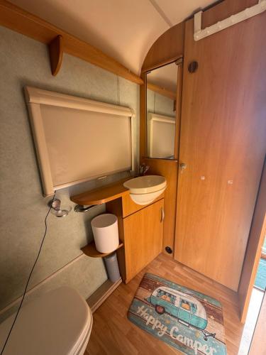 a small bathroom with a toilet and a sink at Little hideaway in Costa da Caparica