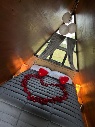 ein Bett in einem Zimmer mit einem großen Fenster in der Unterkunft Cabañas romanticas in Pachuca de Soto