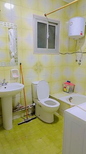 a bathroom with a toilet and a sink and a tub at النور للاستثمار العقاري بالمنيل in Cairo