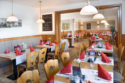 duas vistas de um restaurante com mesas e cadeiras em Hotel-Restaurant Im Goldenen Grund em Körperich