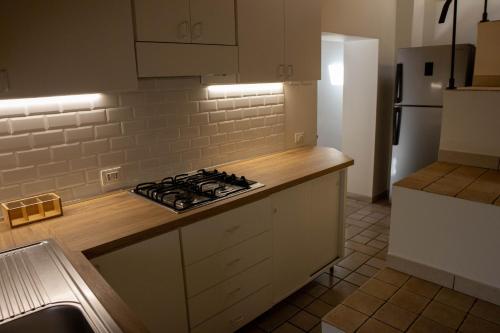 eine Küche mit weißen Schränken und einem Herd mit Backofen in der Unterkunft viamarsala in Iesi
