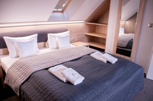 um quarto com uma cama com toalhas em Hotel Jakuszyce Sport & Spa em Szklarska Poręba