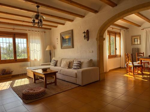 Villa in Jávea with ocean and Montgó views
